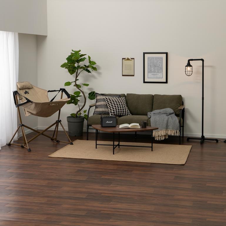ダークブラウンの床に合わせた安心感のある配色のダークグリーンのソファ