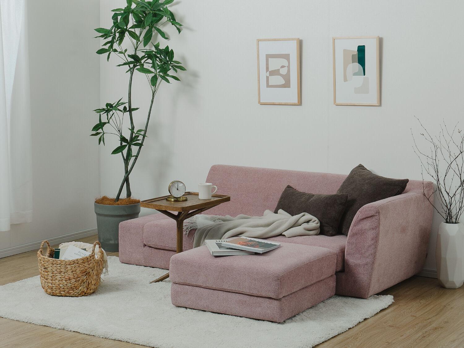 ピンクのソファが配置されたリビング