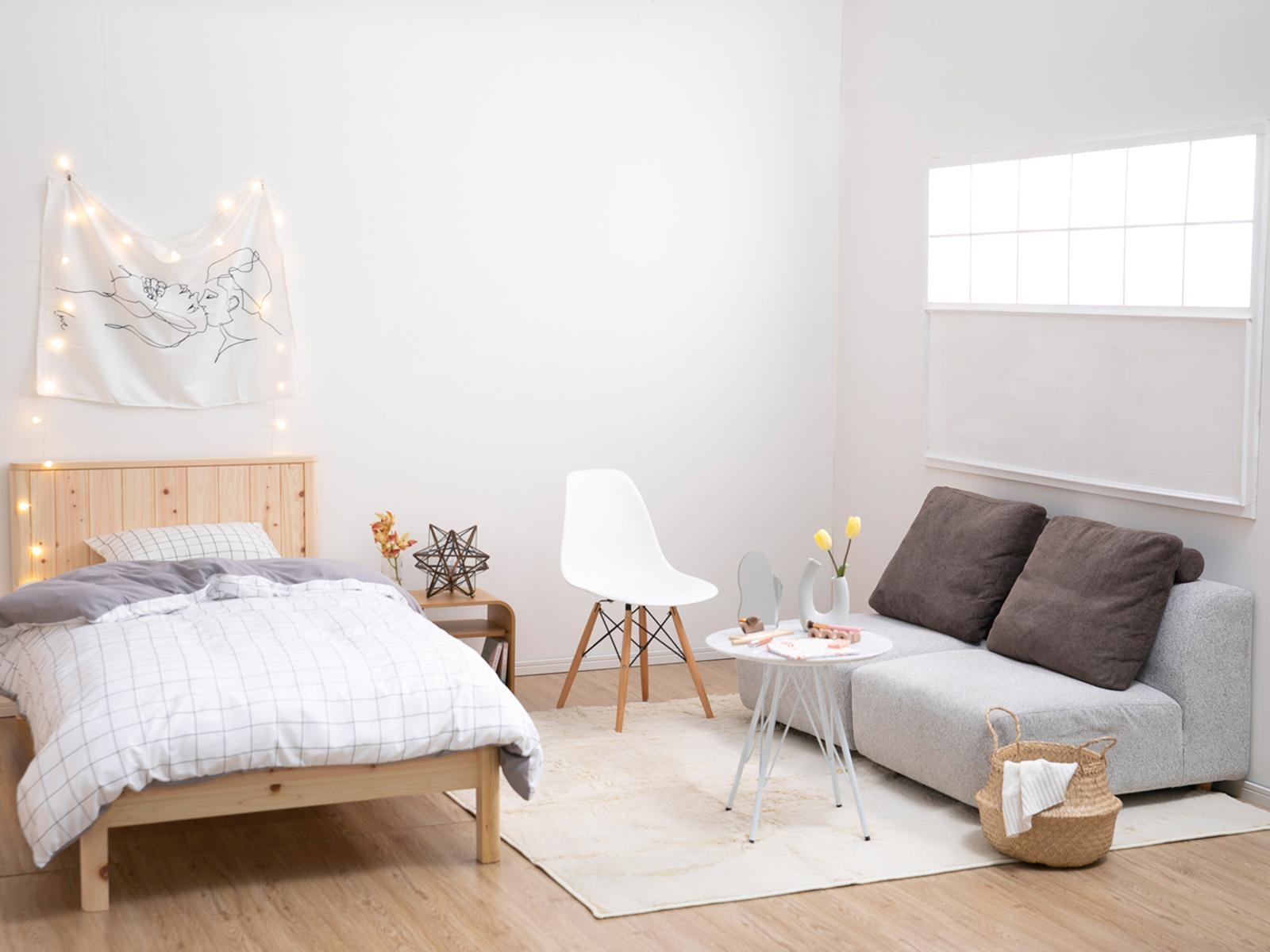 韓国風のホワイトなゆったりとくつろげるベッドとソファがメインのお部屋