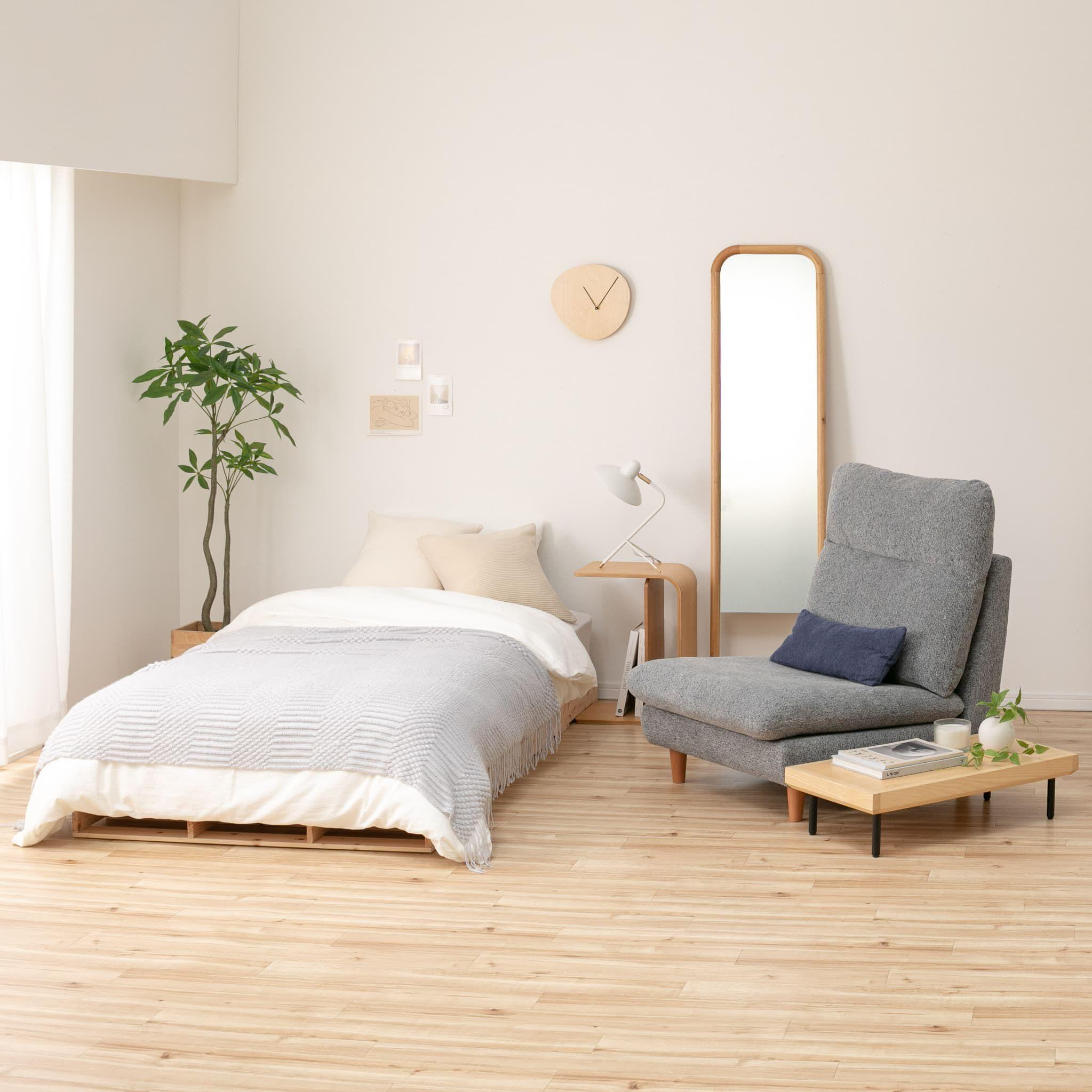 余裕のある空間で快適な睡眠をとれる寝具とソファの配置