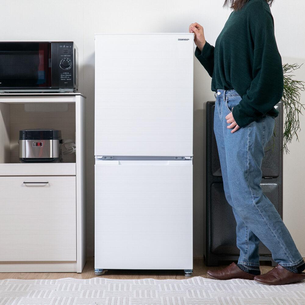 設置しやすい両開きタイプの冷蔵庫と縦開き電子レンジ